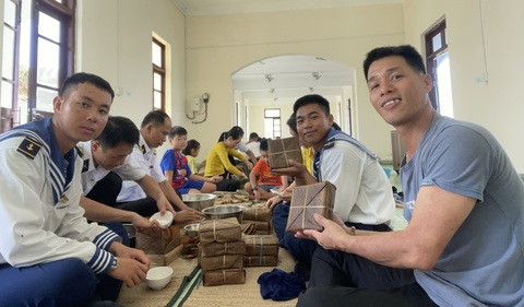 Khoảnh khắc Tết của tôi: Tết khó quên trên đảo Song Tử Tây- Ảnh 2. Cùng gói bánh chưng, bánh tét