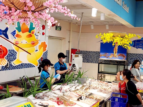 Cuối tuần 'săn' khuyến mãi 0 đồng tại siêu thị- Ảnh 2. Quầy thực phẩm tươi sống tại siêu thị hút khách - Ảnh: Saigon Co.op