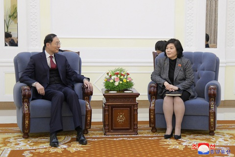 Tin tức thế giới 27-1: Ông Putin khẳng định Ukraine bắn máy bay chở tù binh- Ảnh 3. Ngoại trưởng Triều Tiên Choe Son Hui (trái) thăm Trung Quốc và gặp gỡ Thứ trưởng Ngoại giao Trung Quốc Tôn Vệ Đông ngày 26-1 - Ảnh: REUTERS/KCNA