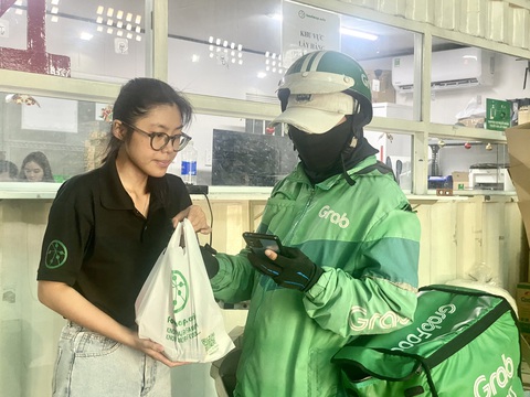 Những tiếng gọi lấy đơn hàng của shipper trong hẻm nhỏ- Ảnh 3. Shipper đến lấy hàng là một bịch hồng treo gió và hũ đường thốt nốt tại kho của FoodMap - Ảnh: DIỆU QUÍ