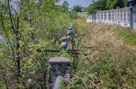 Lạ lùng ở dự án chống sạt lở Thanh Đa: Có mặt bằng 'sạch' nhưng công trường vắng tanh- Ảnh 1. Đoạn 4 của dự án chống sạt lở bán đảo Thanh Đa (quận Bình Thạnh, TP.HCM) do nhà thầu Anh Vinh phụ trách - Ảnh: CHÂU TUẤN