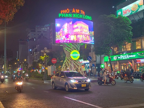 Nếu làm tốt, phố ẩm thực Phan Xích Long sẽ là Hong Kong thu nhỏ- Ảnh 1. Lối vào phố ẩm thực Phan Xích Long với biển chào ấn tượng - Ảnh: NHẬT XUÂN