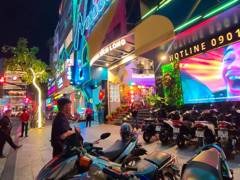 Nếu làm tốt, phố ẩm thực Phan Xích Long sẽ là Hong Kong thu nhỏ- Ảnh 2. Vỉa hè được lát mới và cho phép để 2 làn xe miễn đảm bảo đủ thông thoáng, chừa lối đi cho người đi bộ, đây là một thay đổi của con đường ăn uống Phan Xích Long sau khi trở thành phố ẩm thực - Ảnh: NHẬT XUÂN