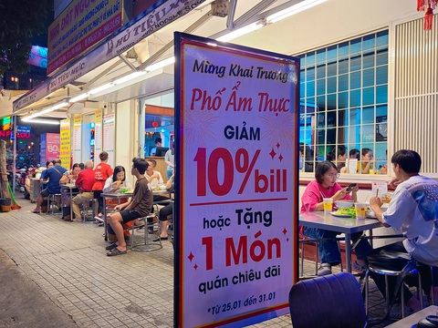 Nếu làm tốt, phố ẩm thực Phan Xích Long sẽ là Hong Kong thu nhỏ- Ảnh 4. Vỉa hè được lát mới cho phép để 2 làn xe miễn đảm bảo đủ thông thoáng cho người đi bộ - Ảnh: NHẬT XUÂN