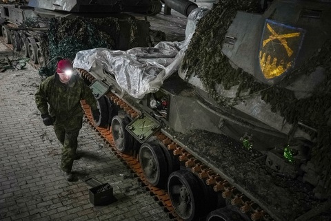 Một quân nhân Ukraine thuộc sư đoàn 92 sửa chữa pháo tự hành giữa lúc Nga tấn công Ukraine, ở khu vực Donetsk, Ukraine ngày 21-1 - Ảnh: REUTERS Một quân nhân Ukraine thuộc sư đoàn 92 sửa chữa pháo tự hành giữa lúc Nga tấn công Ukraine, ở khu vực Donetsk, Ukraine ngày 21-1 - Ảnh: REUTERS