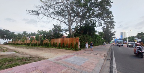 Khánh Hòa thu hồi ‘sót’ hơn 8.000m2 đất bãi biển Nha Trang- Ảnh 3. Khu vực bãi biển Nha Trang (8.023m2) dù đã hết hạn thuê đất từ ngày 31-12-2018 nhưng đến nay vẫn còn rào chắn, kinh doanh - Ảnh: PHAN SÔNG NGÂN