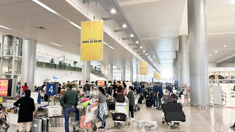 Khách nhập cảnh đợi lấy hành lý ở sân bay quốc tế Tân Sơn Nhất ngày 28-1 - Ảnh: T.L. Khách nhập cảnh đợi lấy hành lý ở sân bay quốc tế Tân Sơn Nhất ngày 28-1 - Ảnh: T.L.