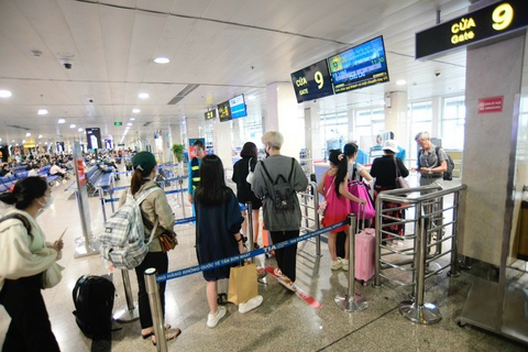 Máy bay delay mùa Tết: Cần giải pháp thay vì mãi 'mong quý khách thông cảm'- Ảnh 1. Tết Giáp Thìn 2024, số lượng chuyến bay và hành khách qua sân bay quốc tế Tân Sơn Nhất bắt đầu tăng lên từng ngày sẽ không tránh khỏi chuyến bay bị delay - Ảnh: CÔNG TRUNG