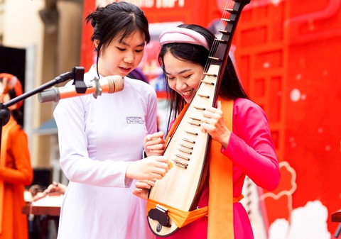 Bạn Minh Trang (học sinh Trường THPT Trần Phú) cho biết rất thích thú khi lần đầu trải nghiệm đàn tỳ bà - Ảnh: H.P. Bạn Minh Trang (học sinh Trường THPT Trần Phú) cho biết rất thích thú khi lần đầu trải nghiệm đàn tỳ bà - Ảnh: H.P.