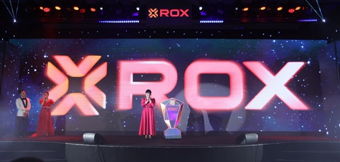TNG Holdings Vietnam chuyển đổi thương hiệu thành ROX Group- Ảnh 1. Chủ tịch HĐQT Nguyễn Thị Nguyệt Hường và thời khắc chính thức công bố chuyển đổi sang thương hiệu ROX Group