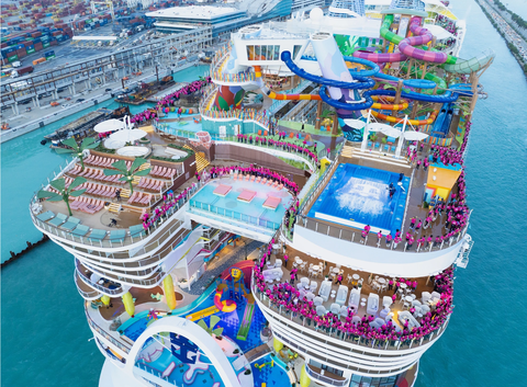 Siêu du thuyền lớn nhất thế giới chính thức hạ thủy- Ảnh 2. Phần sau của Icon of the Seas nhìn từ trên cao - Ảnh: ROYAL CARIBBEAN