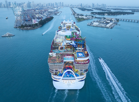 Siêu du thuyền lớn nhất thế giới chính thức hạ thủy- Ảnh 1. Du thuyền Icon of the Seas khởi hành tại cảng Miami - Ảnh: ROYAL CARIBBEAN