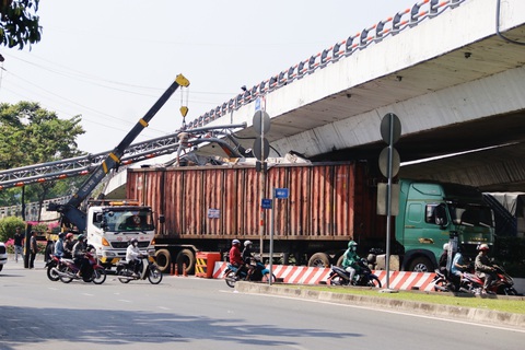 Xe container kéo sập khung giới hạn chiều cao va vào xe buýt khiến kẹt xe kéo dài- Ảnh 1. Hiện trường vụ xe container kéo sập khung giới hạn chiều cao trước cầu Quang Trung 2 (quận 12, TP.HCM)
