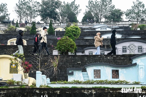 Người phụ nữ 'hóa' nhật ký thay vàng mã cho chồng lễ tảo mộ cuối năm- Ảnh 1. Nhiều người đội mưa rét để đi tảo mộ người thân dịp cuối năm - Ảnh: HỒNG QUANG