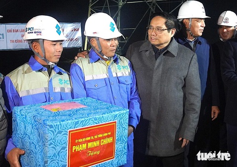 Sốt ruột tiến độ đường dây 500kV mạch 3, Thủ tướng 'truy' từng vướng mắc để tháo gỡ- Ảnh 3. Tối 27-1, Thủ tướng và đoàn công tác đến vị trí móng cột 100 tại Hà Trung - Thanh Hóa sau khi đã đi qua ba vị trí móng cột ở Thái Bình, Nam Định và Ninh Bình để khảo sát dự án - Ảnh: NGỌC AN