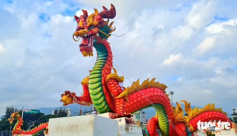 Dù mới xuất hiện linh vật rồng phụ nhưng người dân Bình Định vô cùng thích thú, khen ngợi hết lời - Ảnh: LÂM THIÊN Dù mới xuất hiện linh vật rồng phụ nhưng người dân Bình Định vô cùng thích thú, khen ngợi hết lời - Ảnh: LÂM THIÊN