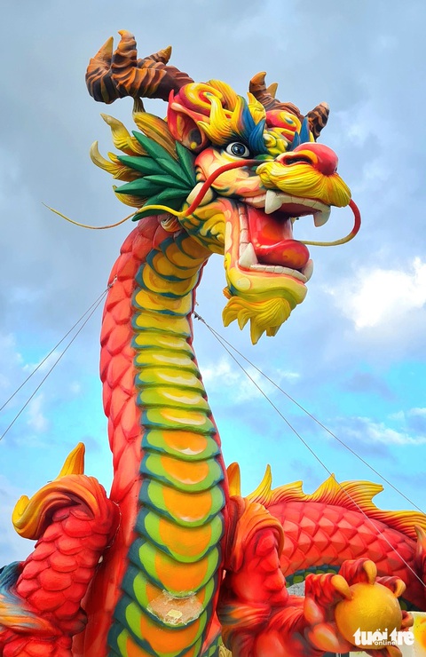 Vẻ uy nghiêm và rực rỡ của linh vật rồng - Ảnh: LÂM THIÊN Vẻ uy nghiêm và rực rỡ của linh vật rồng - Ảnh: LÂM THIÊN