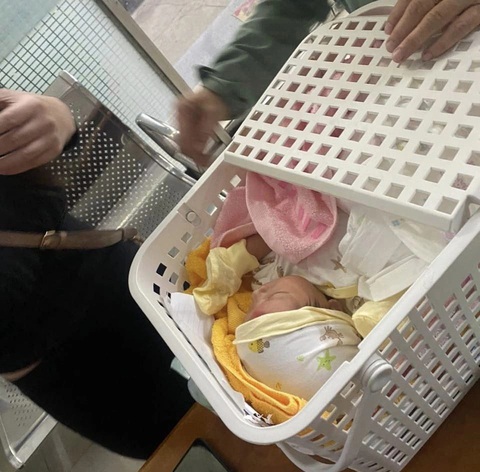 Rớt nước mắt với lá thư của người mẹ sinh viên bỏ rơi con sơ sinh- Ảnh 2. Cháu bé được phát hiện để trong giỏ nhựa quấn khăn - Ảnh: Công an cung cấp