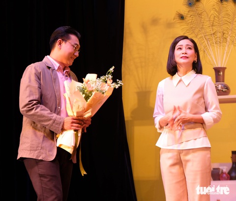 Sai lầm vì ích kỷ trong tình yêu đã khiến Thủy Tiên (bìa phải, Tuyết Thu) sống trong trong chuỗi ngày không an bình - Ảnh: LINH ĐOAN Sai lầm vì ích kỷ trong tình yêu đã khiến Thủy Tiên (bìa phải, Tuyết Thu) sống trong trong chuỗi ngày không an bình - Ảnh: LINH ĐOAN