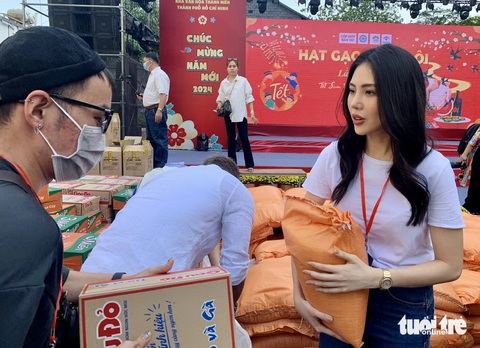 Hoa hậu Bùi Quỳnh Hoa phát quà Tết cho người bị ảnh hưởng bởi HIV/AIDS - Ảnh: HOÀI PHƯƠNG Hoa hậu Bùi Quỳnh Hoa phát quà Tết cho người bị ảnh hưởng bởi HIV/AIDS - Ảnh: HOÀI PHƯƠNG