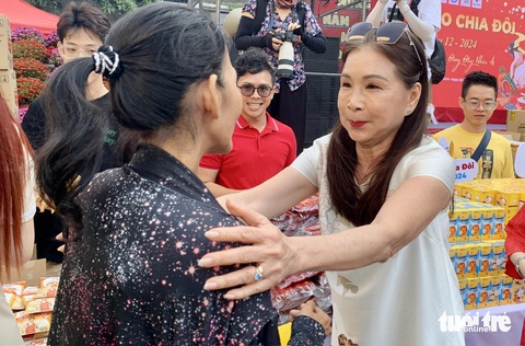 Nghệ sĩ Kim Xuân động viên người bị ảnh hưởng bởi HIV/AIDS - Ảnh: HOÀI PHƯƠNG Nghệ sĩ Kim Xuân động viên người bị ảnh hưởng bởi HIV/AIDS - Ảnh: HOÀI PHƯƠNG