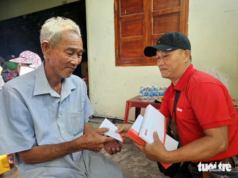 Đại diện báo Tuổi Trẻ gửi những phần quà đến người dân xã Ninh Thọ (thị xã Ninh Hòa) - Ảnh: MINH CHIẾN Đại diện báo Tuổi Trẻ gửi những phần quà đến người dân xã Ninh Thọ (thị xã Ninh Hòa) - Ảnh: MINH CHIẾN