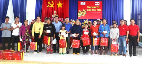 Trao 150 phần quà Tết cho người dân nghèo khó xã Hòa Tân Đông (thị xã Đông Hòa, tỉnh Phú Yên) - Ảnh: NGUYỄN HOÀNG Trao 150 suất quà Tết cho người dân nghèo khó xã Hòa Tân Đông (thị xã Đông Hòa, tỉnh Phú Yên) - Ảnh: NGUYỄN HOÀNG