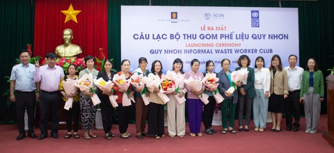 Các thành viên câu lạc bộ thu gom phế liệu Quy Nhơn ra mắt, chụp ảnh kỉ niệm - Ảnh: BTC cung cấp Các thành viên Câu lạc bộ thu gom phế liệu Quy Nhơn ra mắt - Ảnh: BTC cung cấp