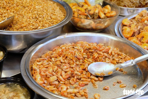 Lên chợ Hàng Bè có tất. Đi một vòng, có nguyên mâm cỗ - Ảnh: ĐẬU DUNG Lên chợ Hàng Bè có tất. Đi một vòng có nguyên mâm cỗ, từ xôi, nem rán, cá kho, canh bóng, giò chả, gà luộc, thịt bò... - Ảnh: ĐẬU DUNG