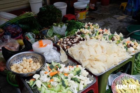Nguyên liệu sẵn cho món canh bóng - một trong những món ăn truyền thống trong dịp Tết của người Hà Nội. Chị Anh (50 tuổi) cho biết, mỗi dịp Tết, chị không đếm được bao nhiêu bát canh bóng - Ảnh: ĐẬU DUNG Nguyên liệu sẵn cho món canh bóng - một trong những món ăn truyền thống trong dịp Tết của người Hà Nội. Chị Anh (50 tuổi), chủ sạp chuyên về canh bóng, cho biết mỗi dịp Tết, chị không đếm được đã bán bao nhiêu bát canh bóng - Ảnh: ĐẬU DUNG
