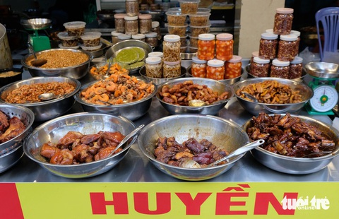 Người chợ hàng Bè mách ở đây đồ ngon có cá kho nhà Huyền, nhà Trinh, - Ảnh: ĐẬU DUNG Người chợ Hàng Bè mách ở đây đồ ngon có các món kho nhà Huyền, nhà Trinh... - Ảnh: ĐẬU DUNG