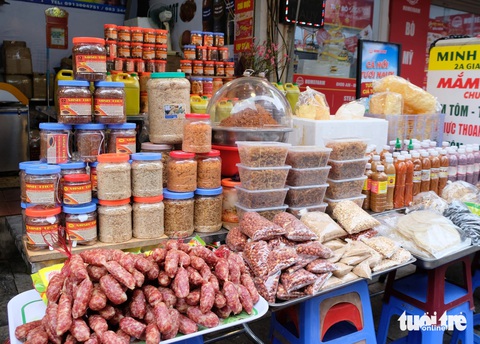 Chị Hạnh, một tiểu thương bán hải sản ở chợ Hàng Bè 28 năm kể những ngày này, tiểu thương chợ đang chuẩn bị tất bật hàng họ để bán dịp Tết. Chị Hạnh, chủ cửa hàng hải sản ở chợ Hàng Bè 28 năm, kể những ngày này tiểu thương chợ đang chuẩn bị tất bật hàng họ để bán dịp Tết. Từ rằm tháng chạp, khách bắt đầu rải rác nhưng phải sau 20 mới nhộn nhịp lên. Chợ đông nhất những ngày từ 26 tới 29 Tết. Ngày 30 chỉ giao cho khách đặt trước, ngừng bán lẻ. Có những năm, chị đóng cửa hàng, chỉ kịp đi gội đầu là vừa lúc cúng giao thừa - Ảnh: ĐẬU DUNG