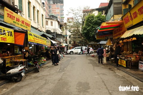 Khu chợ nằm cạnh Hồ Gươm và gắn bó với người dân phố cổ Hà Nội hàng trăm năm nay. Trước đây, chợ họp trên bãi đất trống ở ngã tư Hàng Bè - Cầu Gỗ, sau đó được di dời vào đầu phố Gia Ngư và vẫn giữ tên như hiện tại - Ảnh: ĐẬU DUNG Chợ Hàng Bè có hình chữ thập - Ảnh: ĐẬU DUNG