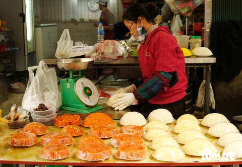 Lên chợ Hàng Bè là có tất, đi một vòng mua đủ nguyên mâm cỗ- Ảnh 11. Ở đây hầu hết là những tiểu thương bán 20-30 năm, có những nhà bán 50 năm. Họ được các cụ đi trước chỉ bảo con cá thái ngang, thái dọc như thế nào; nấu giả cầy, mắm tôm cho lúc nào... Cũng nguyên liệu đó nhưng cái nào cho trước, cái nào cho sau thì mới chuẩn. Đồ ở chợ Hàng Bè ngon là vì thế. "Tết này sẽ có những chợ ế nhưng chợ Hàng Bè không bao giờ ế cả", chị Hạnh nói - Ảnh: ĐẬU DUNG