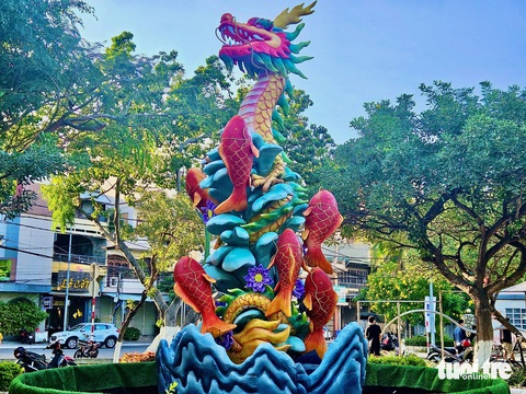 Nhiều người thích thú với tạo hình cá chép hóa rồng ở Nha Trang- Ảnh 1. Tượng cá chép vượt vũ môn hóa rồng tại TP Nha Trang - Ảnh: MINH CHIẾN