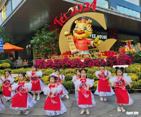 Nhiều người thích thú với tạo hình cá chép hóa rồng ở Nha Trang- Ảnh 4. Nhiều em nhỏ thích thú đến biểu diễn văn nghệ trước một tượng rồng ngộ nghĩnh - Ảnh: MINH CHIẾN
