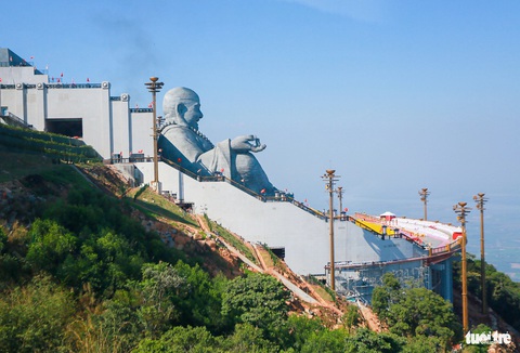 Chính thức khai quang tượng Phật Di Lặc trên đỉnh núi Bà Đen- Ảnh 4. Đây là bức tượng làm bằng sa thạch lớn bậc nhất thế giới, có chiều cao 36m, chiều rộng lớn nhất 45m, diện tích bề mặt tượng 4.651m2, nặng 5.112 tấn - Ảnh: CHÂU TUẤN