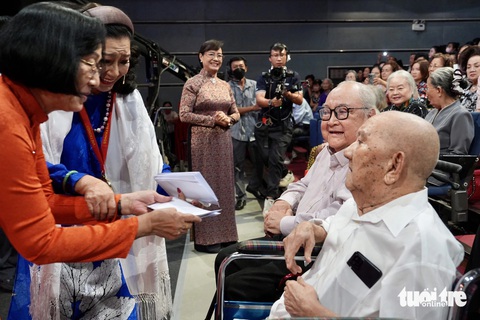 Nghệ sĩ Kim Cương trao quà cho nghệ sĩ Mạc Can và Hùng Minh - Ảnh: HỮU HẠNH Nghệ sĩ Kim Cương trao quà cho nghệ sĩ Mạc Can và Hùng Minh - Ảnh: HỮU HẠNH