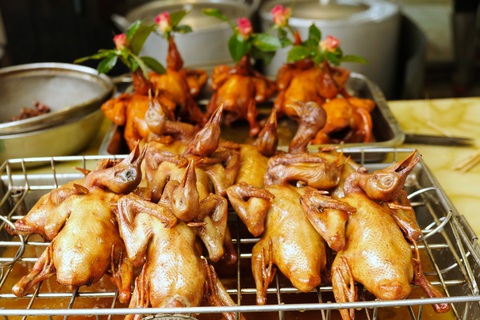 Lên chợ Hàng Bè là có tất, đi một vòng mua đủ nguyên mâm cỗ- Ảnh 10. "Người cao tuổi Hàng Bè sành ăn lắm, họ truyền lại cho con cháu cách ăn sao ngon nhất, chọn nguyên liệu sao chuẩn nhất. Tôi gái gốc Hưng Yên, về làm dâu phố cổ, bị "nhiễm" luôn thói ăn ngon của các bà, các mẹ Hàng Bè, giờ thành người buôn bán ở đây", một tiểu thương kể - Ảnh: ĐẬU DUNG