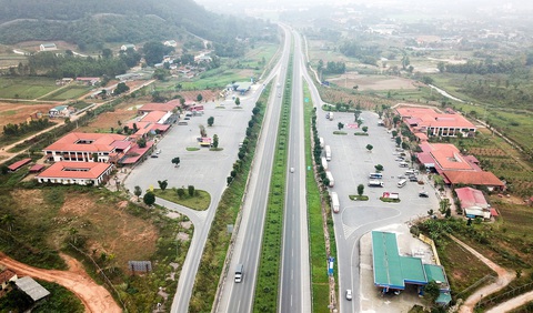 Một trạm dừng nghỉ trên tuyến đường cao tốc Nội Bài - Lào Cai - Ảnh: NGỌC QUANG - Đồ họa: N.KH. Một trạm dừng nghỉ trên tuyến đường cao tốc Nội Bài - Lào Cai - Ảnh: NGỌC QUANG - Đồ họa: N.KH.