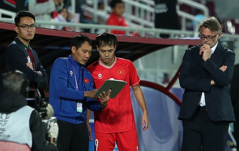 VFF nói gì khi HLV Philippe Troussier công kích truyền thông?- Ảnh 2. HLV Philippe Troussier (phải) cùng các trợ lý người Việt tại Asian Cup 2023 - Ảnh: HOÀNG TUẤN