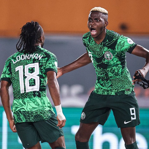 Tin tức thể thao sáng 28-1: Nigeria thắng Cameroon vào tứ kết; CĐV Port Vale rượt trọng tài- Ảnh 1. Cầu thủ Nigeria ăn mừng tấm vé vào tứ kết sau chiến thắng 2-0 trước Cameroon - Ảnh: Reuters