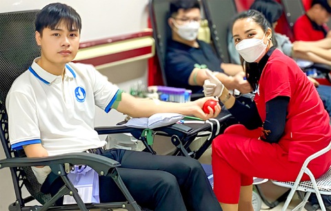 Nguyễn Phúc Đức (trái) đã 28 lần tình nguyện hiến máu cứu người - Ảnh: NVCC Nguyễn Phúc Đức (trái) đã 28 lần tình nguyện hiến máu cứu người - Ảnh: NVCC
