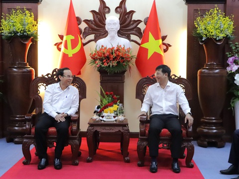 Đoàn đại biểu TP.HCM thăm chúc Tết Tỉnh ủy Tây Ninh, tặng quà Tết hộ nghèo- Ảnh 1. Bí thư Thành ủy TP.HCM Nguyễn Văn Nên (bên trái) trao đổi cùng Bí thư Tỉnh ủy Tây Ninh Nguyễn Thành Tâm