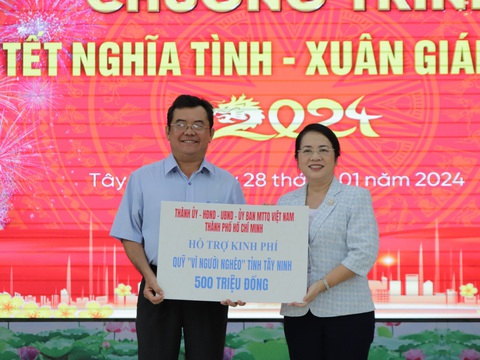 Đoàn đại biểu TP.HCM thăm chúc Tết Tỉnh ủy Tây Ninh, tặng quà Tết hộ nghèo- Ảnh 3. Ủy ban MTTQ Việt Nam TP.HCM trao biểu trưng hỗ trợ quỹ Vì người nghèo tỉnh Tây Ninh