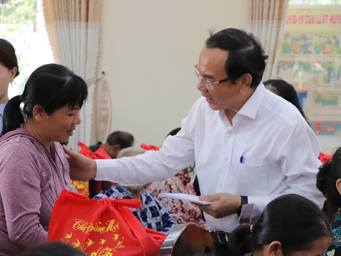 Đoàn đại biểu TP.HCM thăm chúc Tết Tỉnh ủy Tây Ninh, tặng quà Tết hộ nghèo- Ảnh 4. Bí thư Thành ủy TP.HCM thăm hỏi hộ dân khó khăn huyện Châu Thành