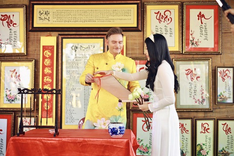 Kyo York mặc áo dài quay MV Tết - Ảnh: NVCC Kyo York mặc áo dài quay MV Tết - Ảnh: NVCC