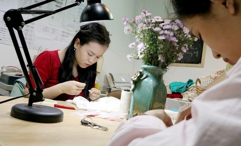 Năm nay nhiều cơ sở may mặc tăng cường livestream nên lượng hàng mua bán trực tuyến tăng mạnh Năm nay nhiều cơ sở may mặc tăng cường livestream nên lượng hàng mua bán trực tuyến tăng mạnh