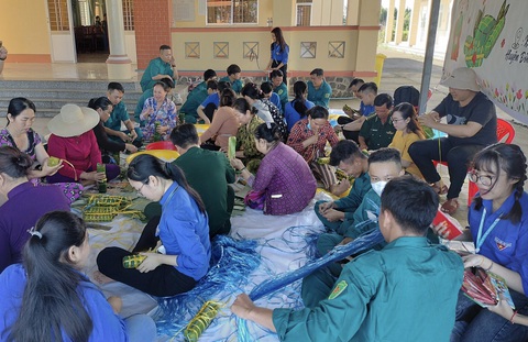 Khoảnh khắc Tết của tôi: Mùa xuân và người lính biên phòng- Ảnh 1. Ấm tình dân quân - Ảnh tác giả cung cấp