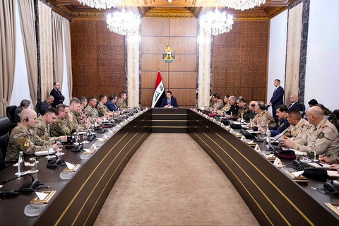 Bức ảnh do Văn phòng của Thủ tướng Iraq Mohamed Shia al-Sudani công bố, cho thấy ông Sudani (giữa) gặp gỡ các quan chức cấp cáo của lực lượng vũ trang Iraq (phải) và liên minh quốc tế do Washington dẫn đầu để chống lại IS ở Baghdad, ngày 27-1 - Ảnh: AFP Bức ảnh do Văn phòng Thủ tướng Iraq Mohamed Shia al-Sudani công bố, cho thấy ông Sudani (giữa) gặp gỡ các quan chức cấp cao của lực lượng vũ trang Iraq (phải) và liên minh quốc tế do Washington dẫn đầu để chống lại IS ở Baghdad, ngày 27-1 - Ảnh: AFP